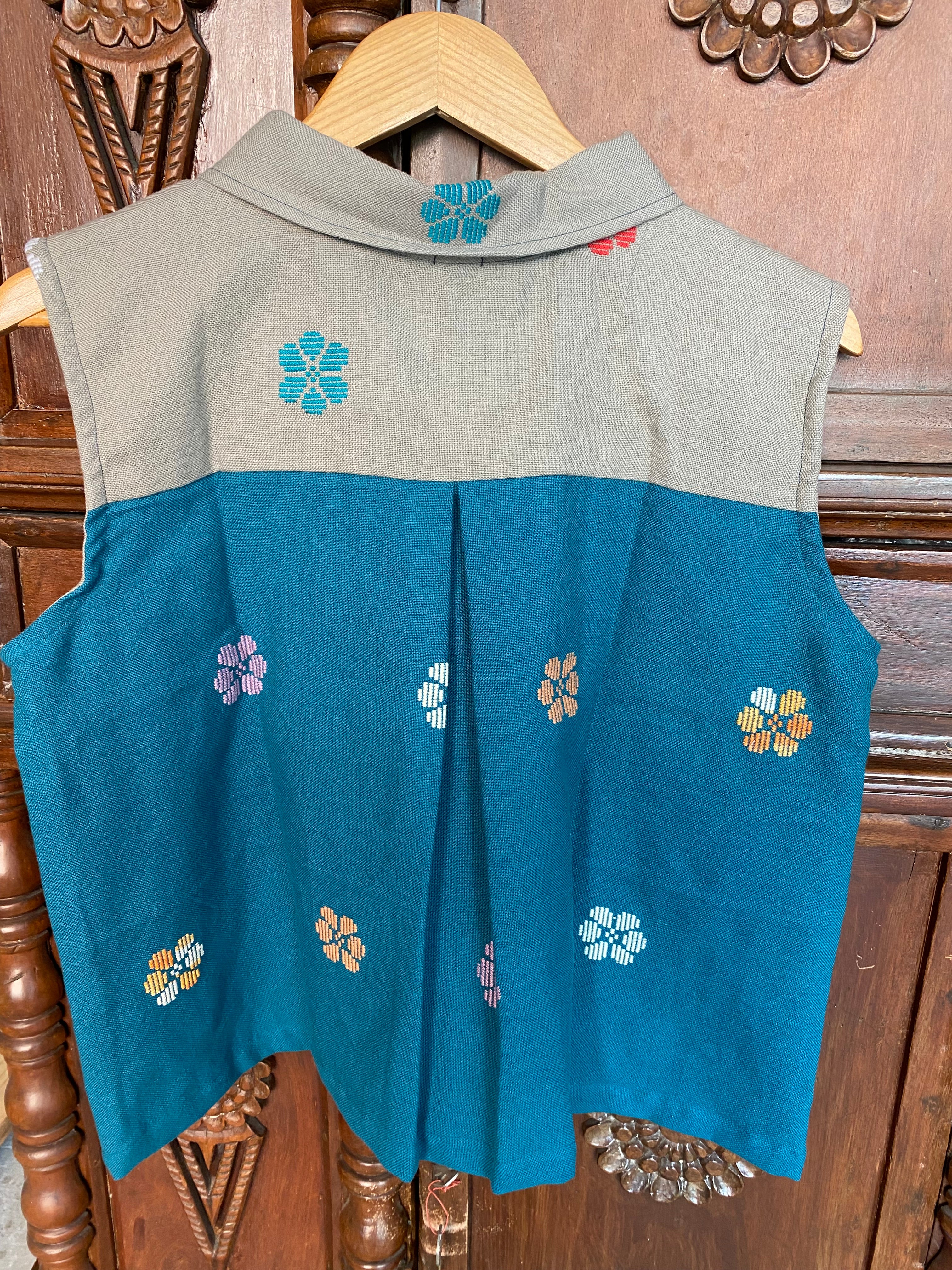 KINAIYA: BLUE GREEN FLOWERS/ GRAY BACK & COLLAR