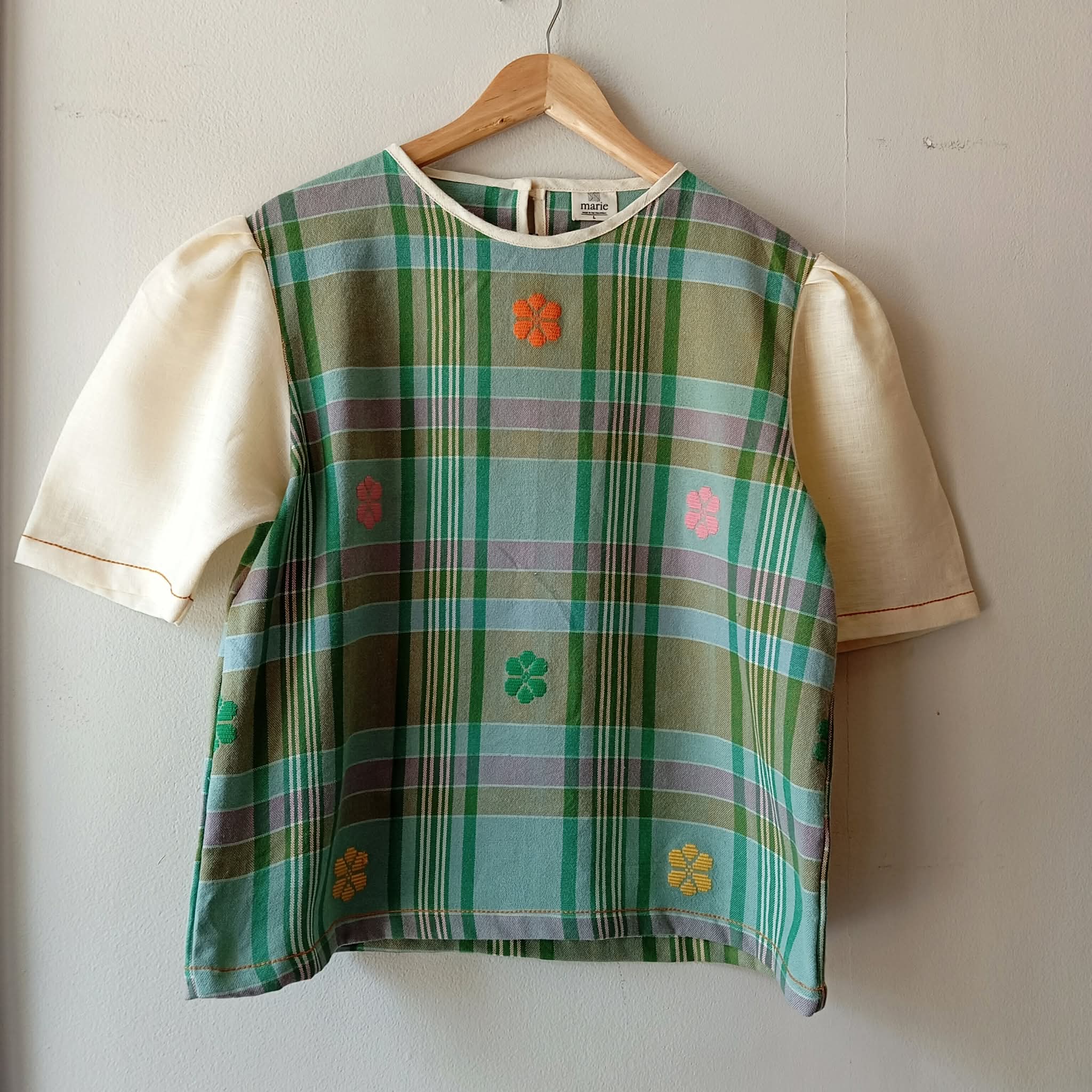 CLASSIC V1: TESSA FLOWERS W/ CREAM LINEN SLEEVES