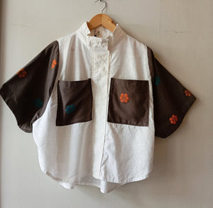 HILWAY: WHITE LINEN W/ GRAY FLOWERS SLEEVES & POCKET