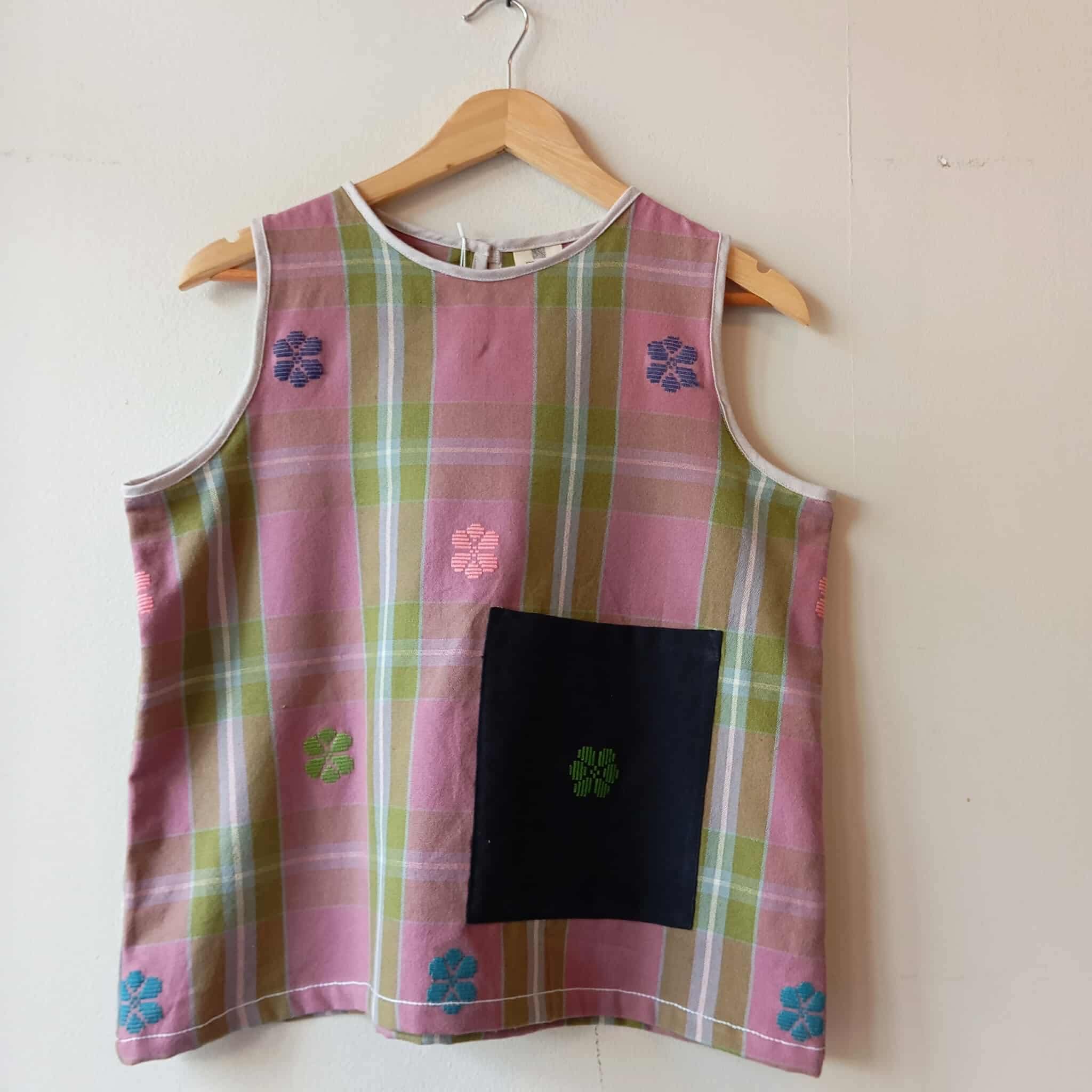 SLEEVELESS: PAULA W/ BLACK FLOWERS POCKET