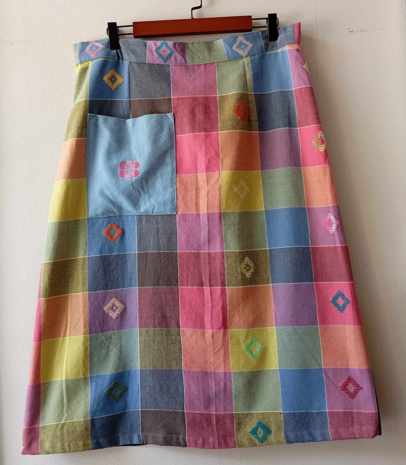 SKIRT:CLAUDIA W/ WEDGEWOOD BLUE FLOWERS POCKET ( NAVY BLUE LINEN BACK