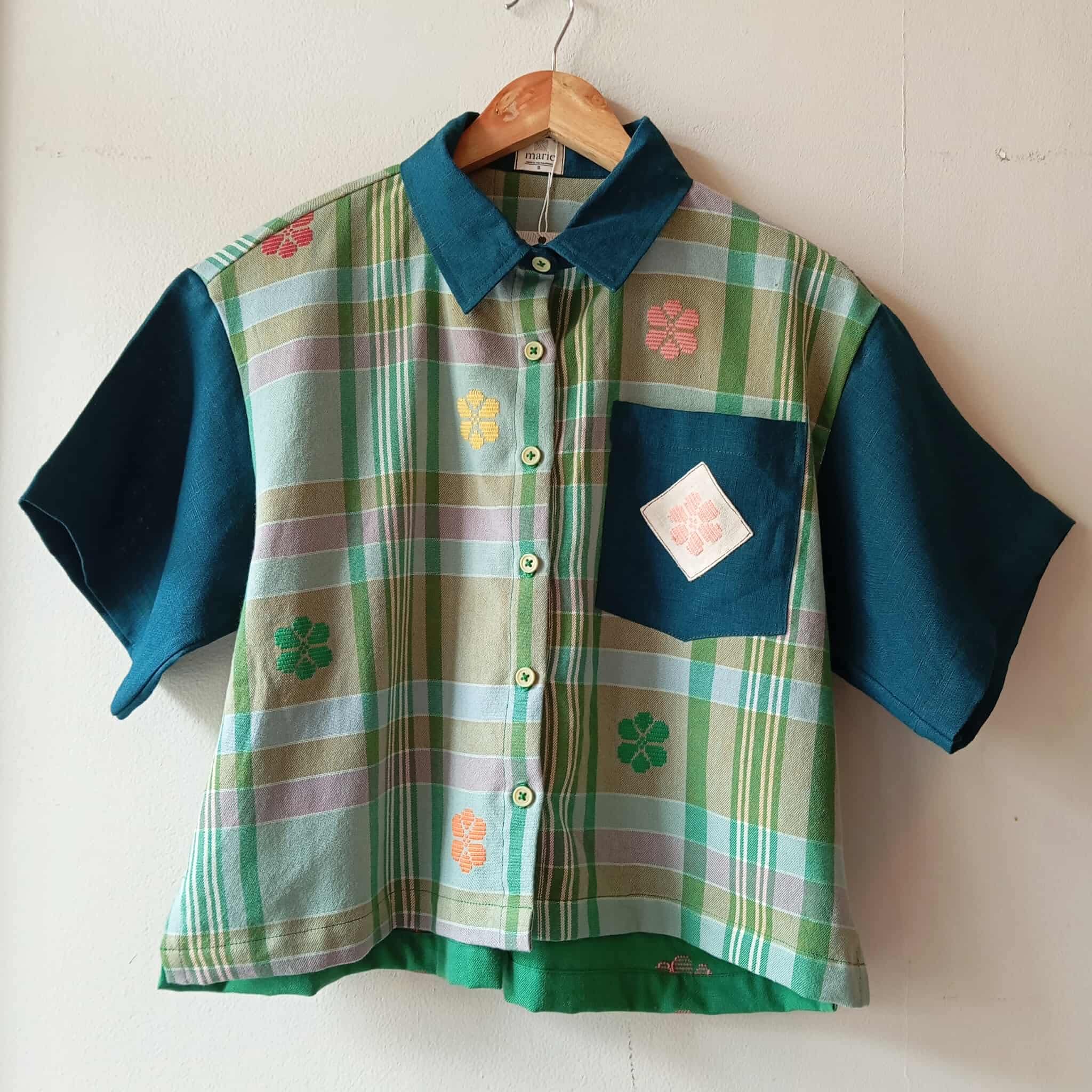 MAKULAY: TESSA W/ STORM BLUE LINEN POCKET / SLEEVES & COLLAR /  BACK : GREEN FLOWERS