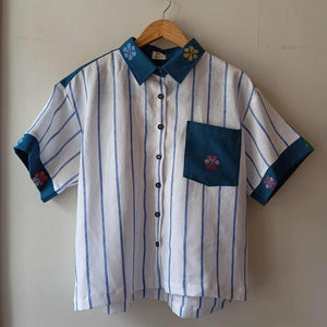 MAKULAY: STRIPE LINEN W/ OCEAN SIDE BLUE FLOWERS POCKET / COLLAR & BAND
