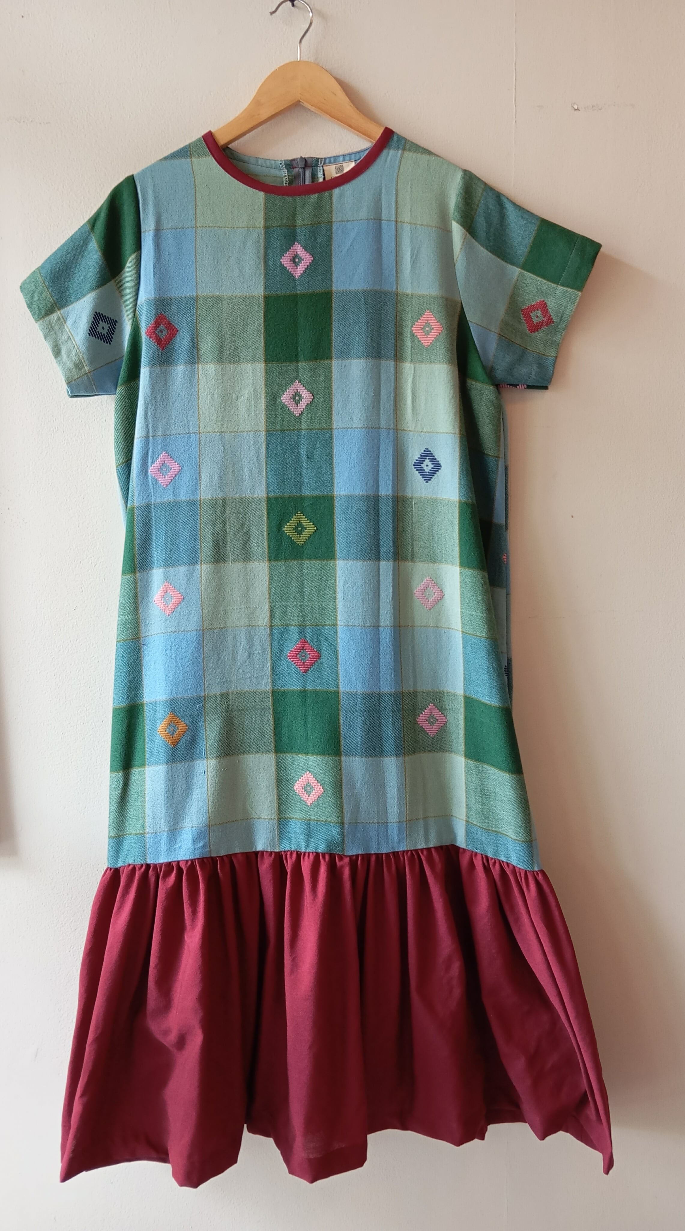 BESTIDA: ATHENA DIAMANTE W/ SLEEVES ( SKIRT : MAROON POLY )