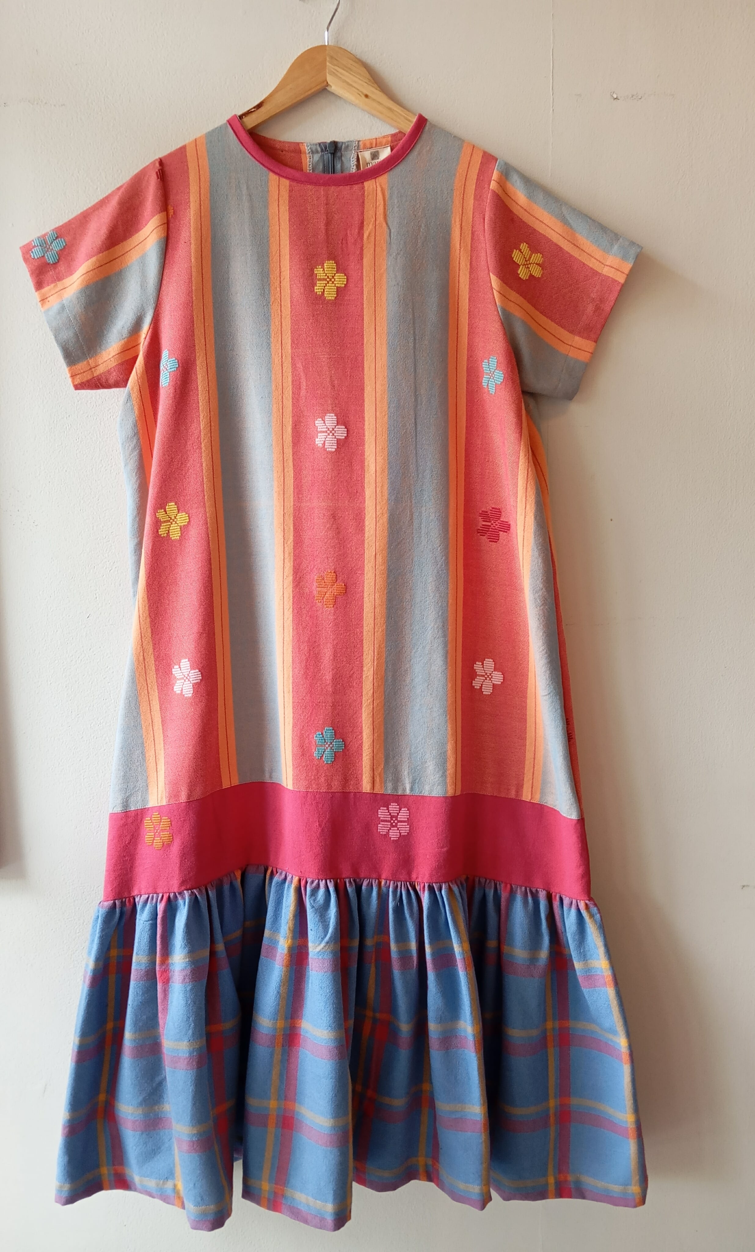 BESTIDA: CELESTINA W/ SLEEVES / RED FLOWERS ACCENT  ( SKIRT : EVELYN )