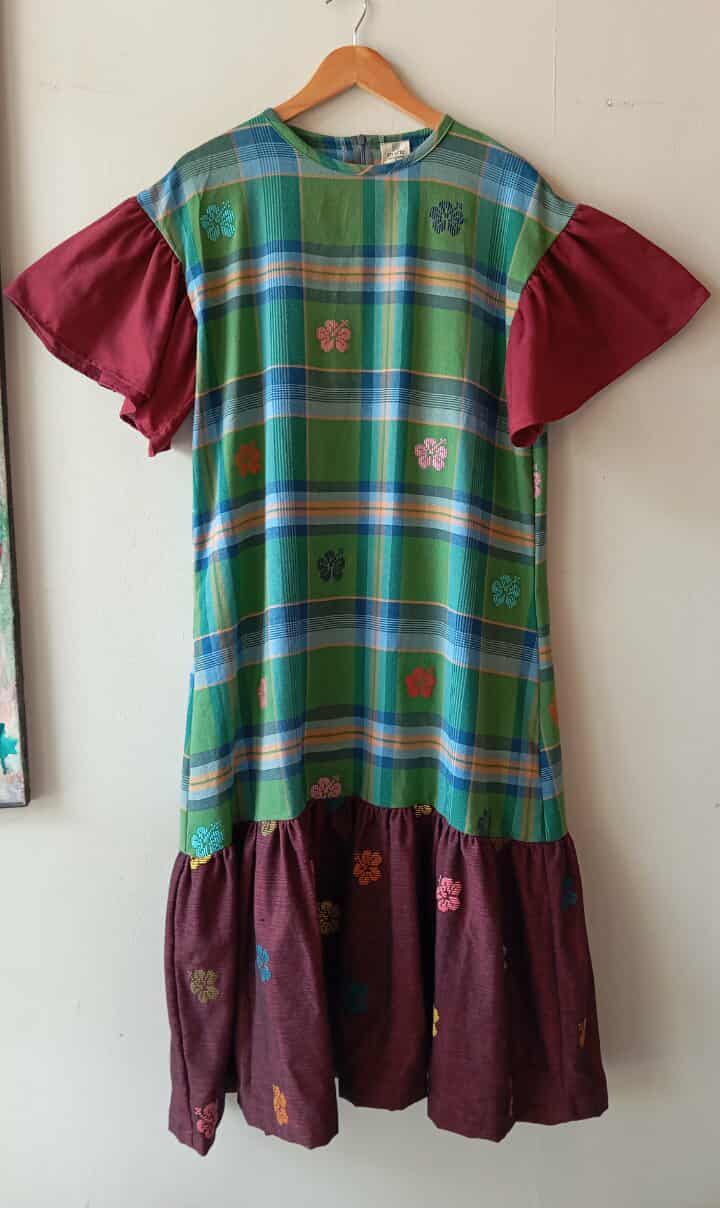 BESTIDA COLLECTION: FLORINDA GUMAMELA W/ RED BUD POLY SLEEVES / MAROON GUMAMELA SKIRT