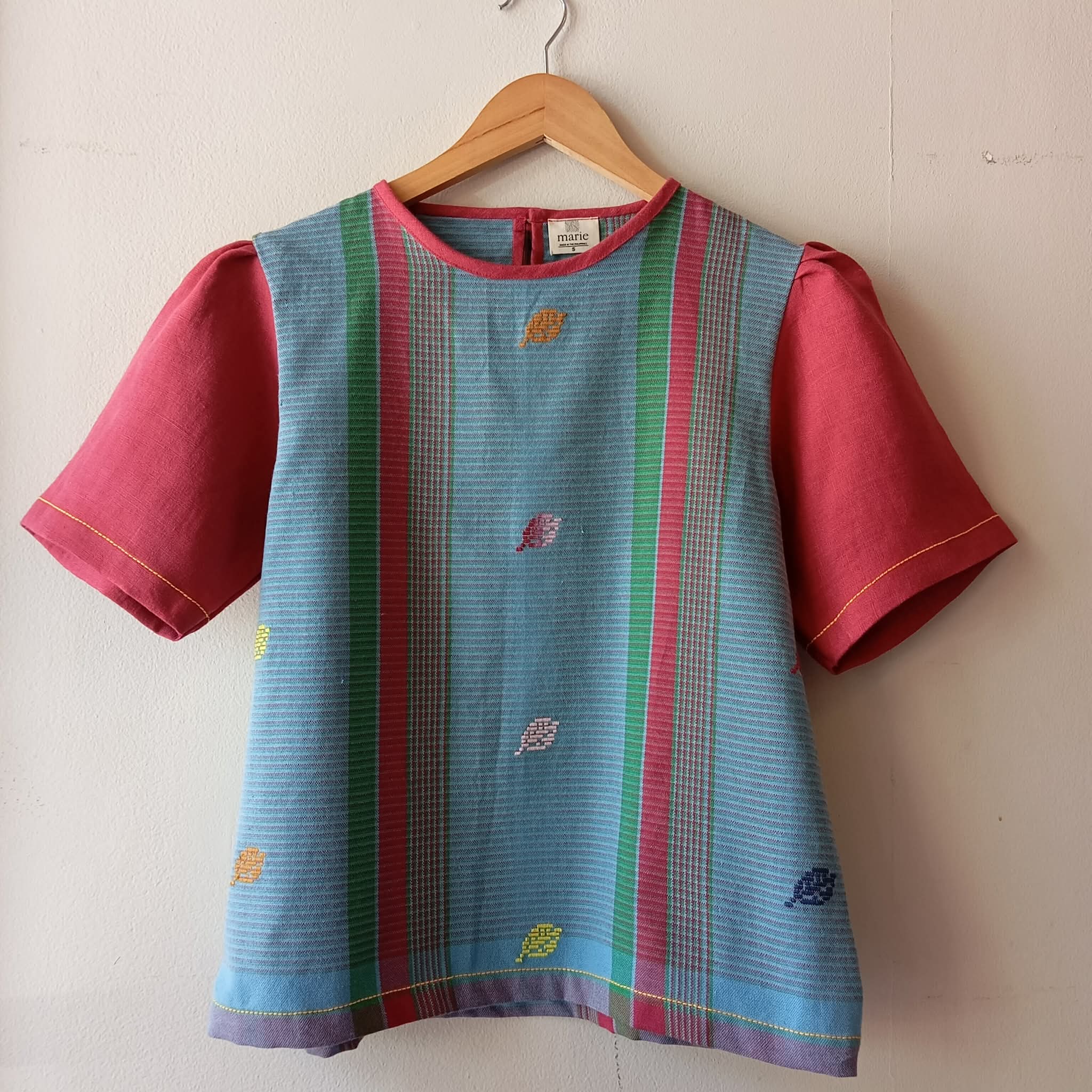 CLASSIC V1: INES W/ LEAVES / RASPBERRY RADIANCE LINEN SLEEVES