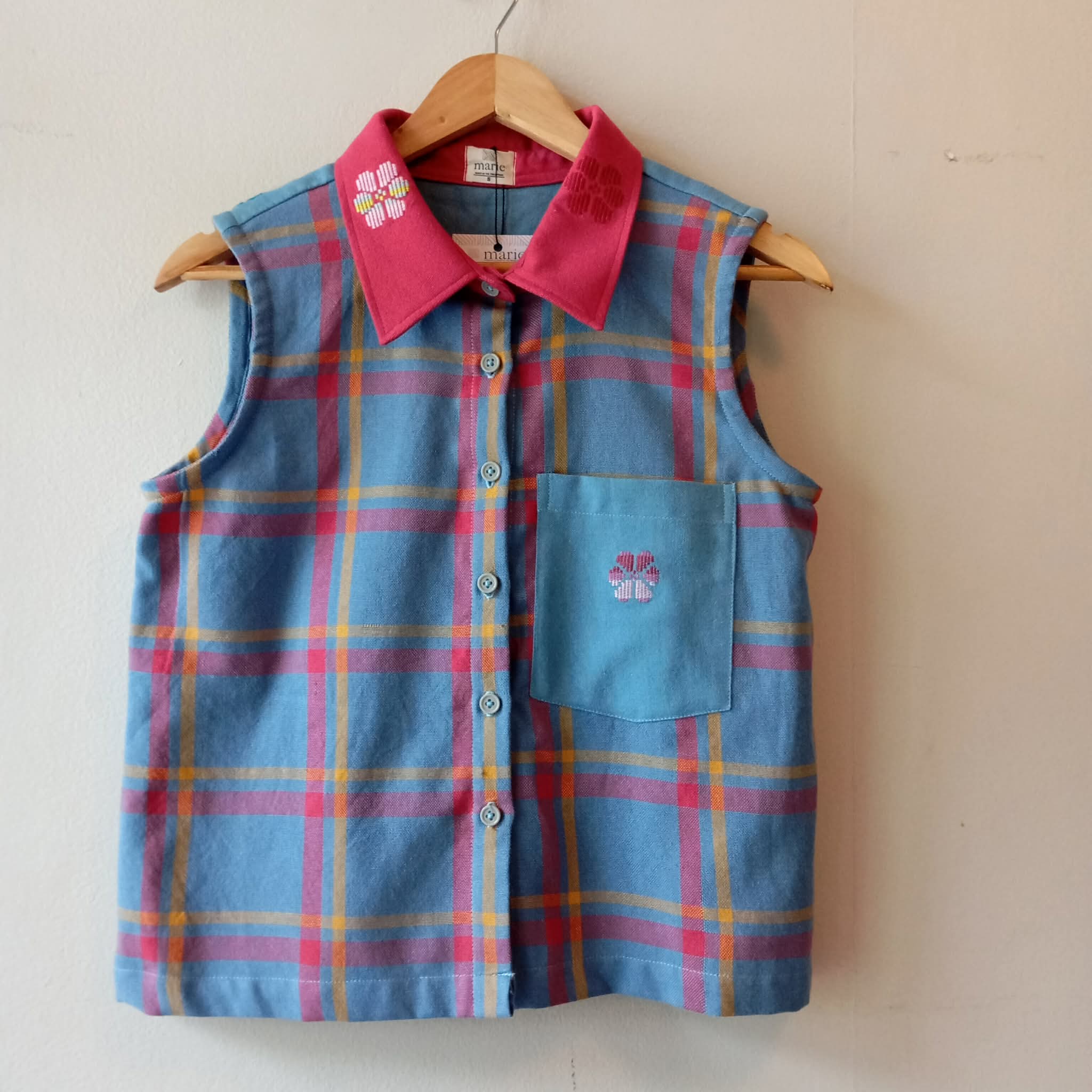 KINAIYA: EVELYN W/ BLUE FLOWERS POCKET / RED FLOWERS COLLAR