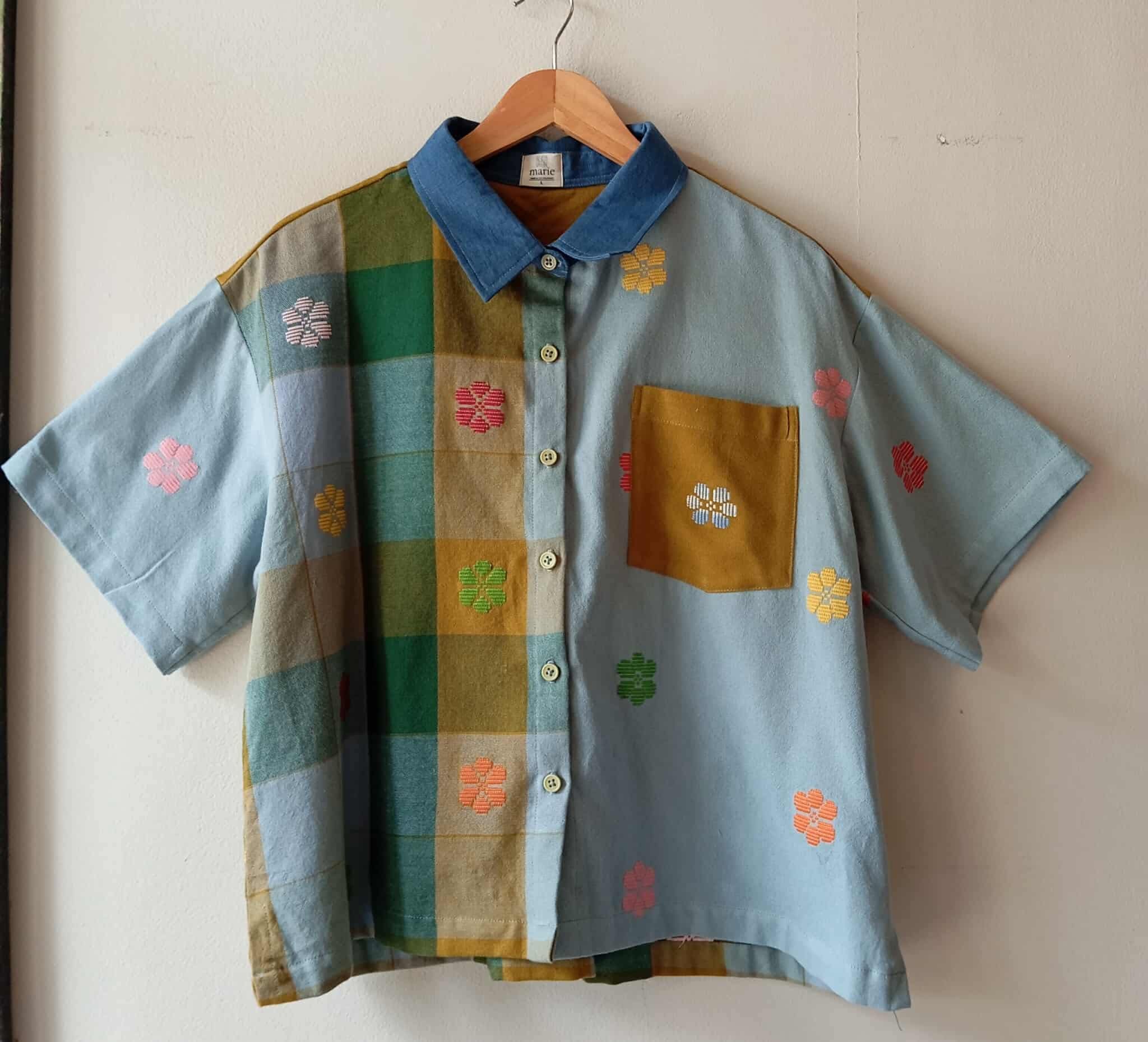 MAKULAY: MIX RISA / LIGHT DENIM BLUE FLOWERS W/ POCKET / LIGHT DENIM BLUE FLOWER SLEEVES & COLLAR