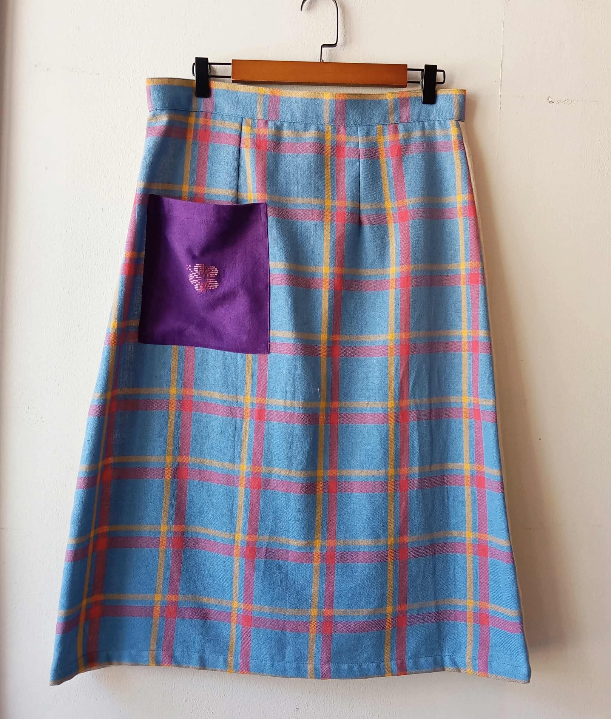 SKIRT MIDI: EVELYN W/ PURPLE GUMAMELA POCKET (SAN LINEN / PURPLE GUMAMELA PIPING)