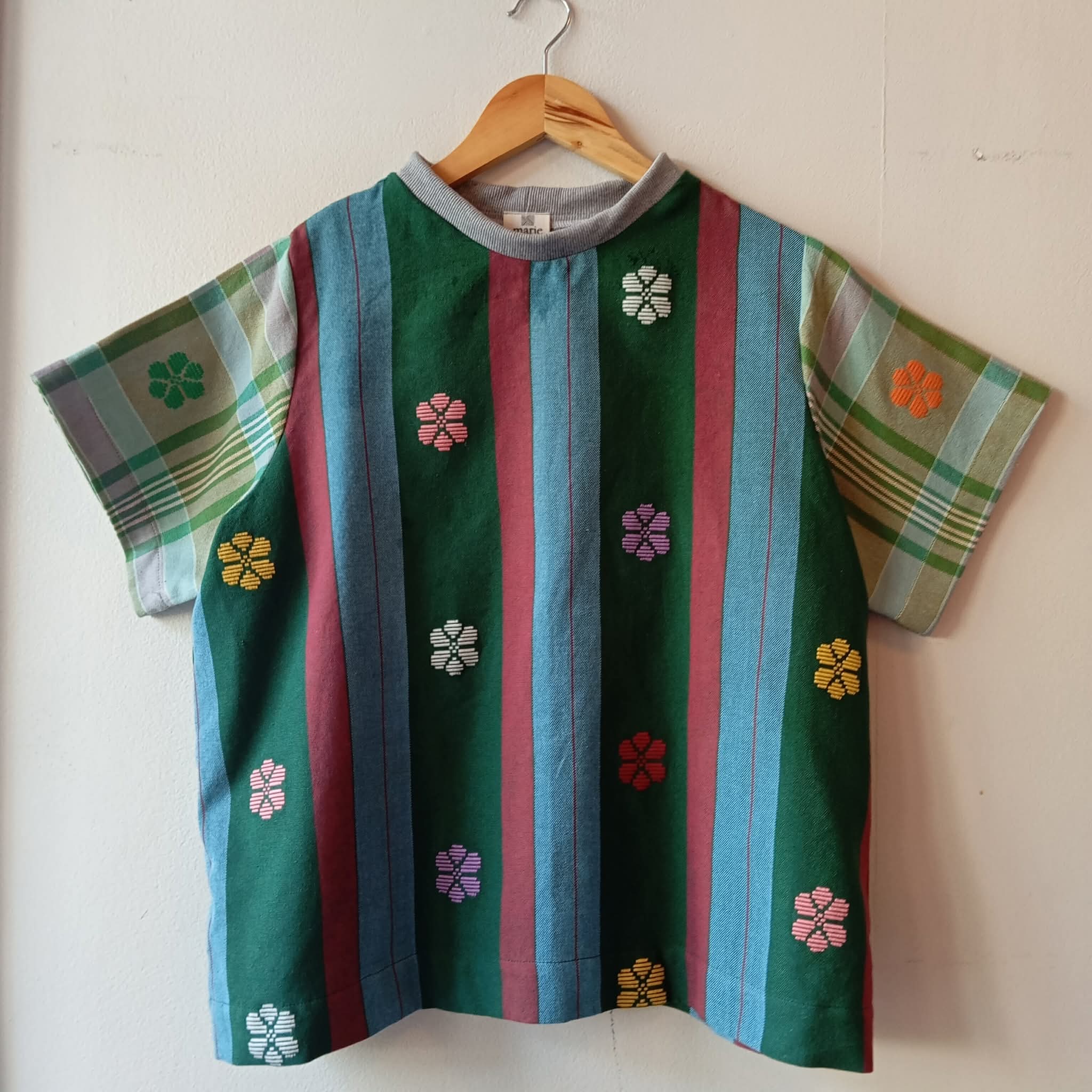 PAMANA V2: LIA FLOWERS W/ TESSA FLOWERS SLEEVES / GRAY COLLAR