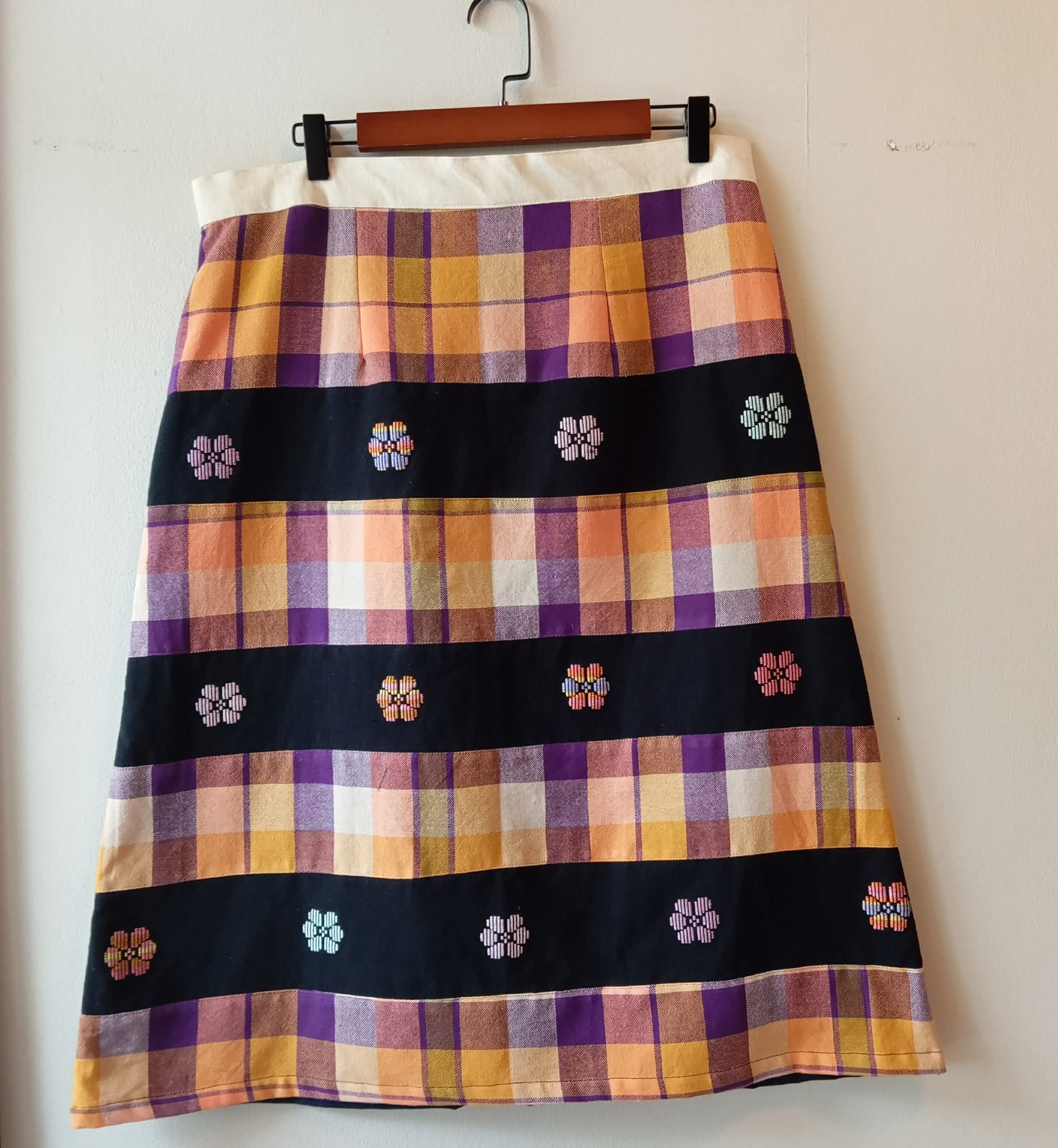 SKIRT MIDI: NINA W/ BLACK FLOWERS LINING ( BACK : NAVY BLUE POLY )