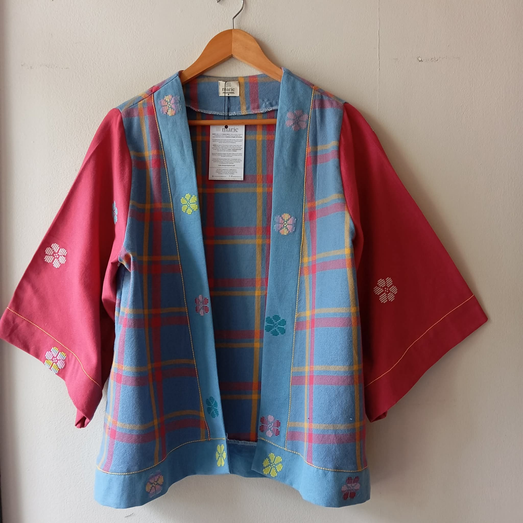 HAMILI: EVELYN W/ RED FLOWERS SLEEVES / BLUS FLOWERS ACCENT
