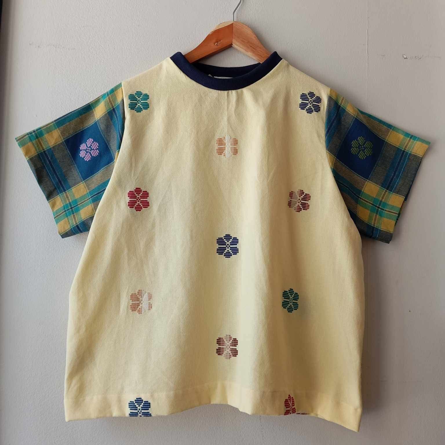 PAMANA V2: LIGHT YELLOW FLOWERS W/  SELINA SLEEVES / NAVY BLUE COLLAR