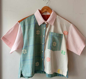 MAKULAY COLLECTION:MIX LARA / WHITE FLOWERS W/ POCKET / PINK LINEN SLEEVES & COLLAR