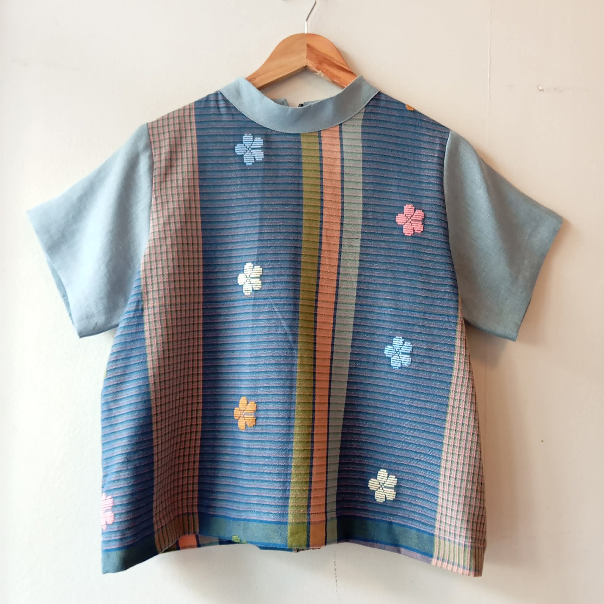 PAMANA V1: JULIANA FLOWERS V2 W/ WINTER SKY LINEN SLEEVES & COLLAR