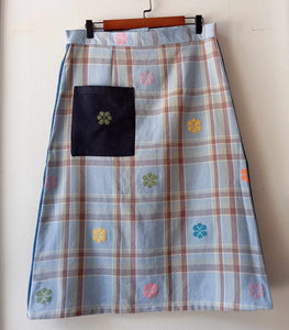 SKIRT MIDI: MARIA W/ BLACK FLOWERS POCKET ( NAVY BLUE POLY BACK )*