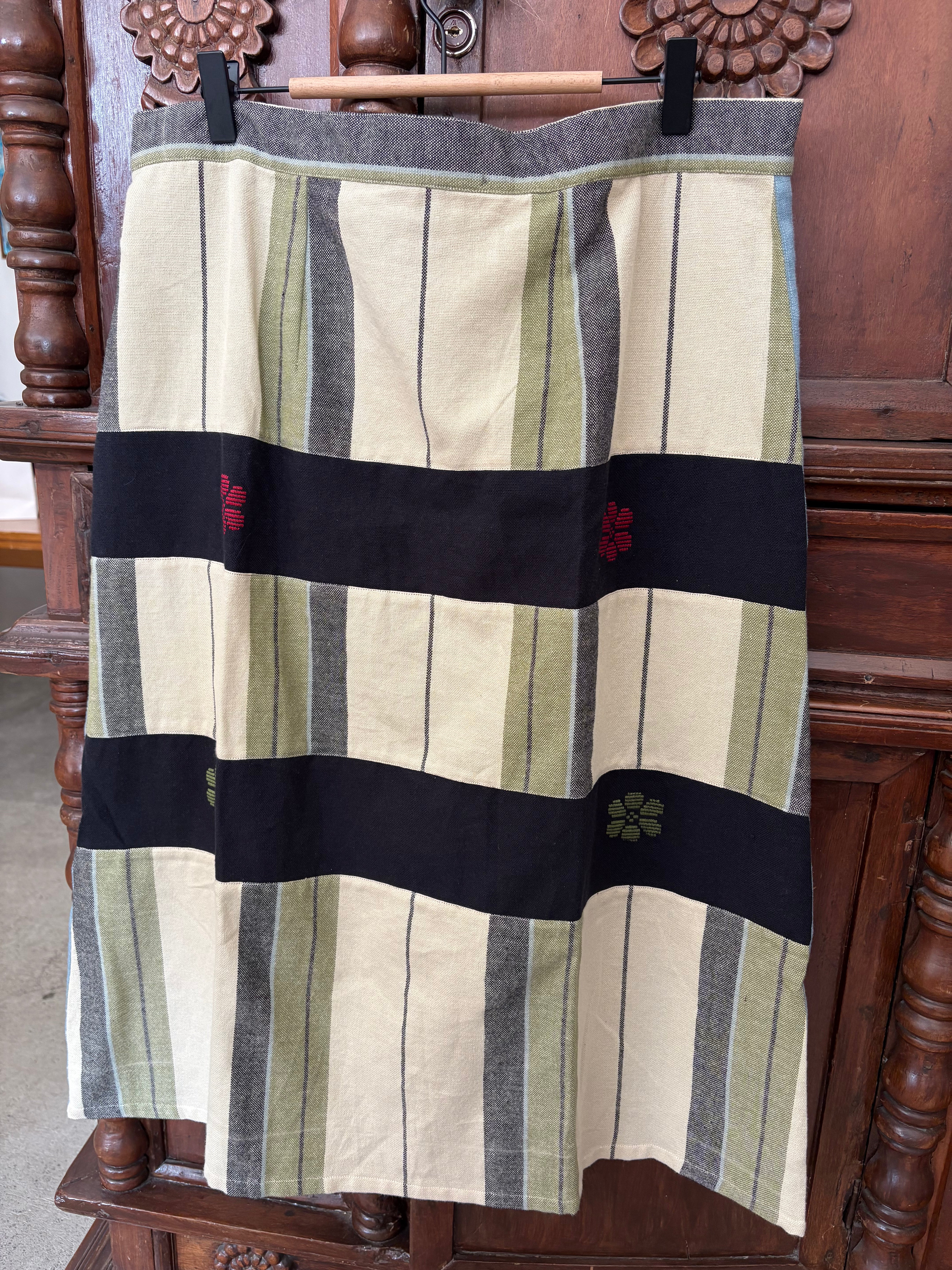 SKIRT MIDI: AMARA W/ BLACK FLOWERS LINING (BACK: WINTER SKY LINEN)*