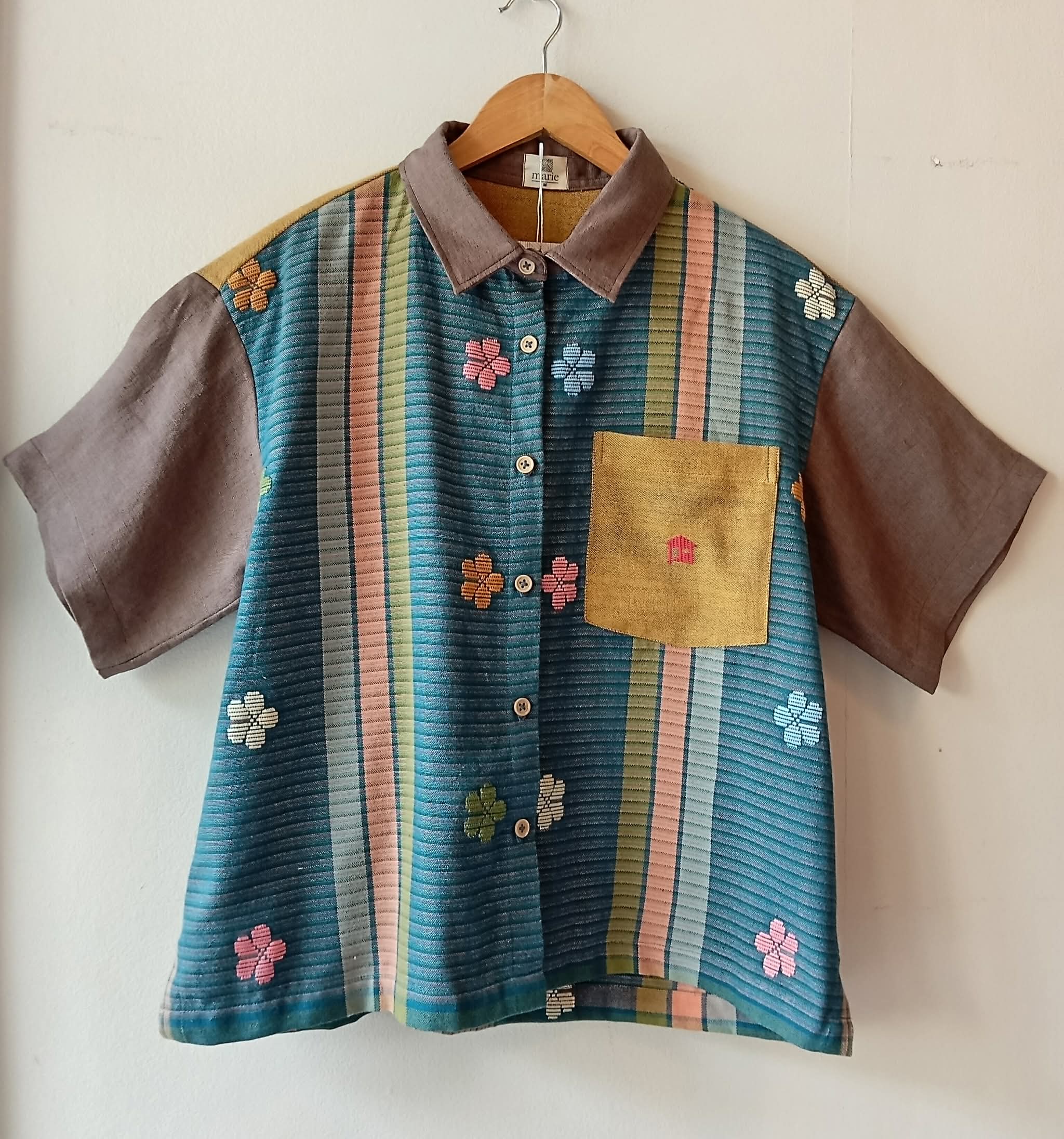 MAKULAY: JULIANA FLOWERS FULL W/ POCKET / COCOA LINEN SLEEVES & COLLAR