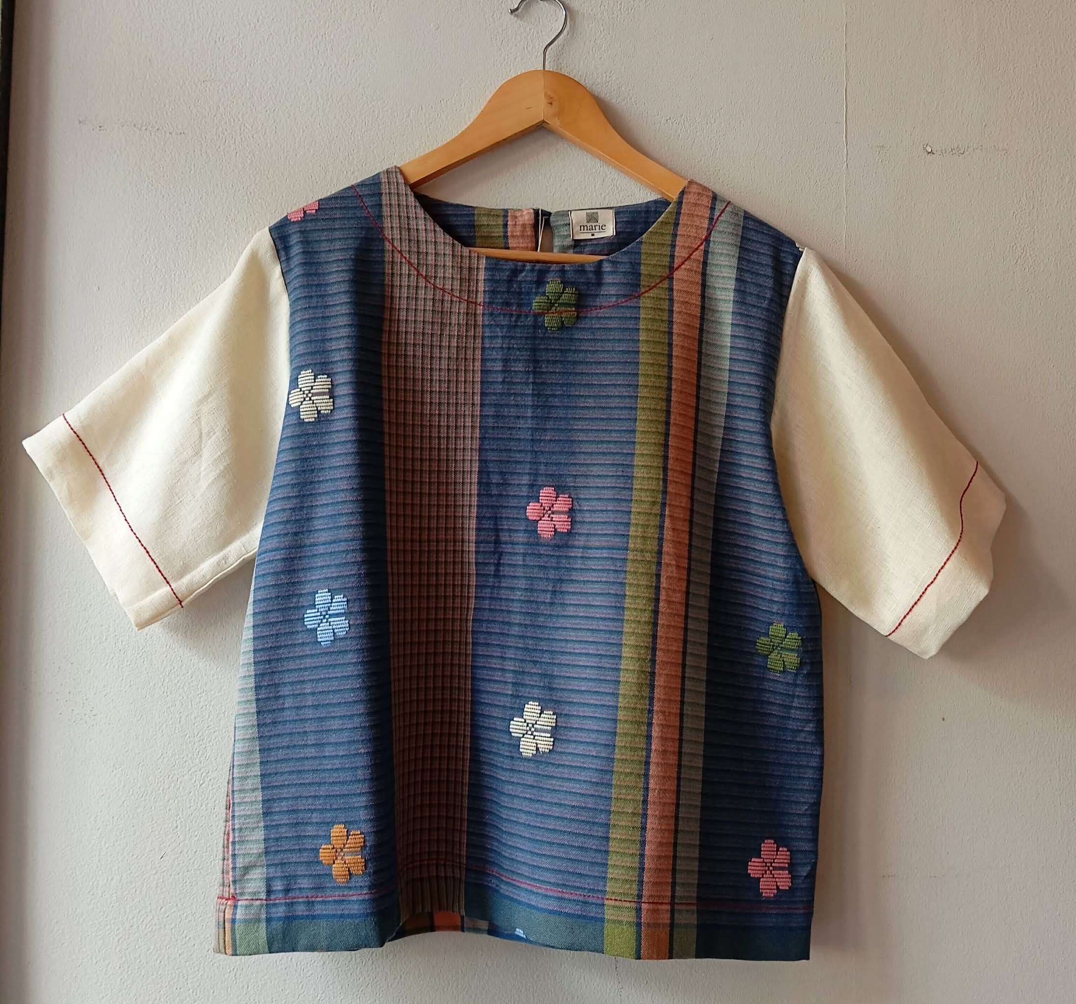 CLASSIC V2 : JULIANA FLOWERS W/ CREAM LINEN SLEEVES